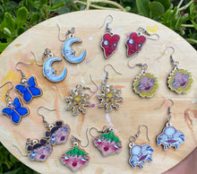Load image into Gallery viewer, Wooden star gal earrings
